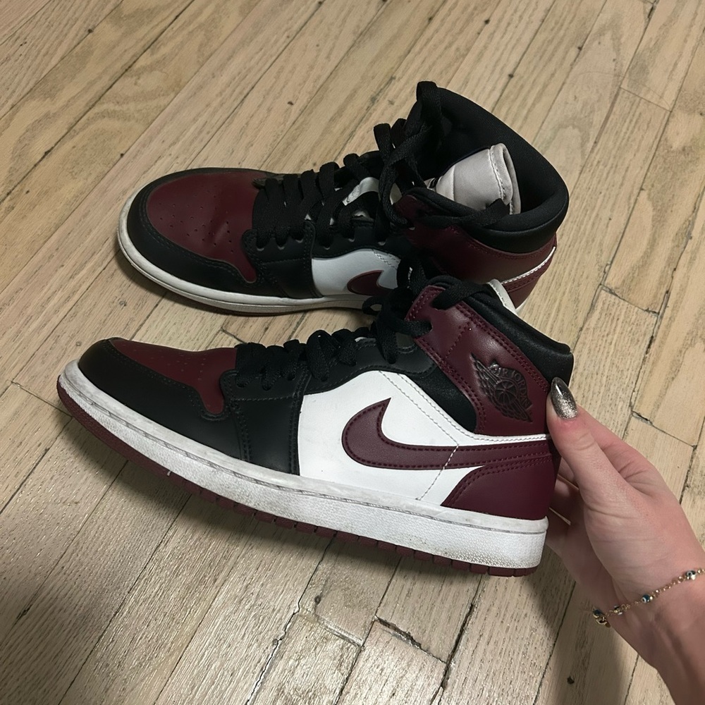 Air Jordan 1 mid Maroon